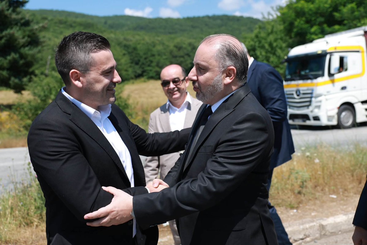 BejaBesmir's tweet photo. 🇦🇱🤝🇲🇰 Bisedova sot në pikën e përbashkët kufitare Qafë Thanë–Qafasan me homologun tim nga Maqedonia e Veriut, Boban Nikolovski dhe përfaqësues të misioneve të OSBE-së në të dy vendet, mbi zbatimin praktik të Marrëveshjes Ndërqeveritare për Kontrollet e Përbashkëta Kufitare dhe përfundimin e hartimit të Protokollit përkatës. 

Këto dokumente synojnë rritjen e efikasitetit të kontrolleve doganore, lehtësimin e tregtisë dhe përmirësimin e menaxhimit të kufirit, në përputhje me standardet e Bashkimit Europian🇪🇺 dhe objektivat e integrimit rajonal. 

Përmes këtij Protokolli do të harmonizojmë procedurat doganore, do të koordinojmë më mirë përdorimin e burimeve dhe do të forcojmë kontrollet, duke lehtësuar njëkohësisht tregtinë e ligjshme dhe lëvizjen e udhëtarëve.

Protokolli i ri pasqyron angazhimin e përbashkët të Administratës Doganore Shqiptare dhe Administratës Doganore të Maqedonisë së Veriut për modernizimin e procedurave kufitare, rritjen e efikasitetit operacional, forcimin e sigurisë dhe lehtësimin e tregtisë, në funksion të zhvillimit ekonomik dhe integrimit evropian të rajonit. 

Theksova se bashkëpunimi ndërmjet dy administratave është një shembull konkret i partneritetit që sjell përfitime të drejtpërdrejta për qytetarët dhe biznesin.