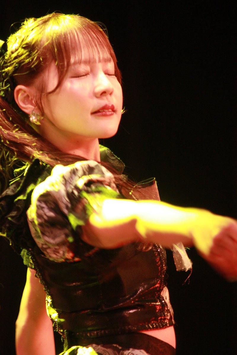 humansystem0806's tweet photo. 眠りにつく前に。
今宵は良きステージ見れました。
フルメンバーでのダンスは迫力あったわ✨
しかし、このお方。
シマリス並みな運動量でしたから、写真撮るの難しいのよね笑
振付師は伊達じゃない♪
カッコよかった⚡️
#宮之内ひな
#BLACKPRINCESS https://t.co/bFBLRaN4Fb