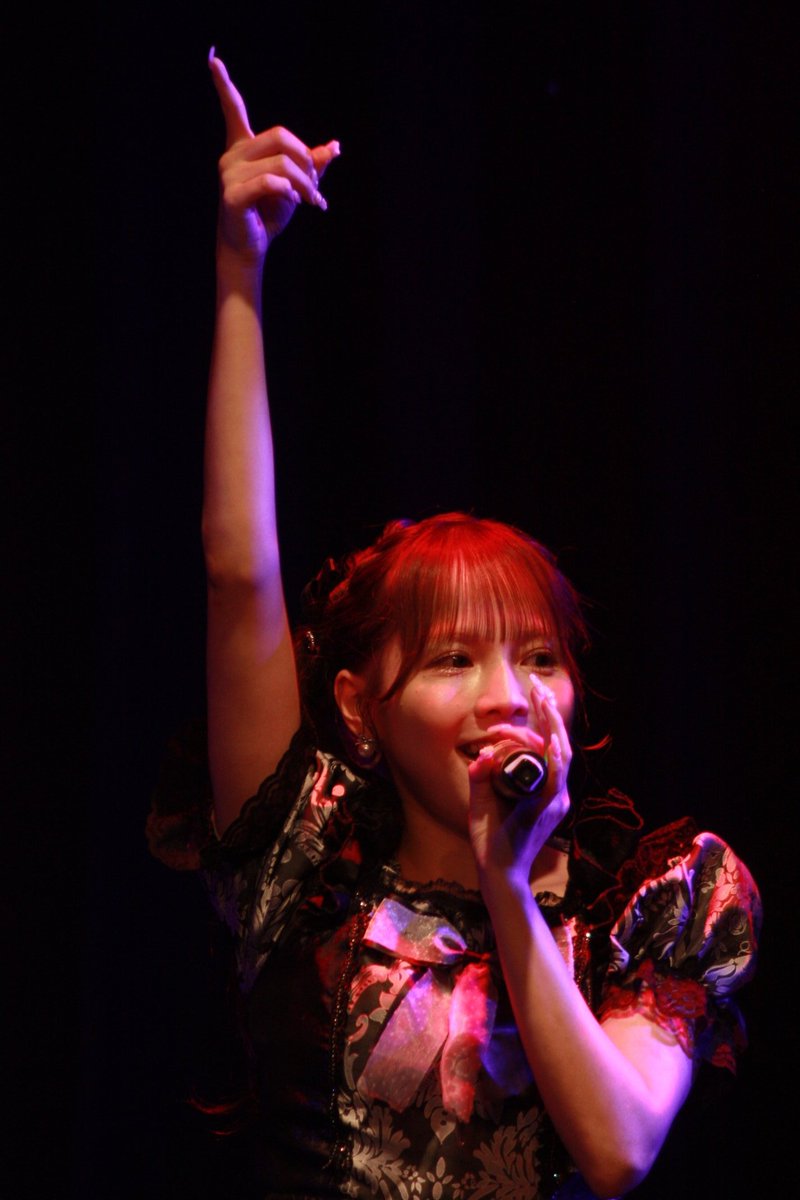 humansystem0806's tweet photo. 眠りにつく前に。
今宵は良きステージ見れました。
フルメンバーでのダンスは迫力あったわ✨
しかし、このお方。
シマリス並みな運動量でしたから、写真撮るの難しいのよね笑
振付師は伊達じゃない♪
カッコよかった⚡️
#宮之内ひな
#BLACKPRINCESS https://t.co/bFBLRaN4Fb