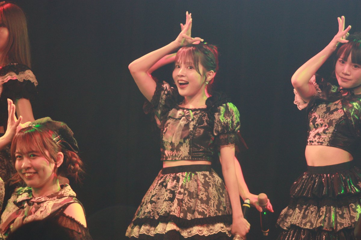 humansystem0806's tweet photo. 眠りにつく前に。
今宵は良きステージ見れました。
フルメンバーでのダンスは迫力あったわ✨
しかし、このお方。
シマリス並みな運動量でしたから、写真撮るの難しいのよね笑
振付師は伊達じゃない♪
カッコよかった⚡️
#宮之内ひな
#BLACKPRINCESS https://t.co/bFBLRaN4Fb