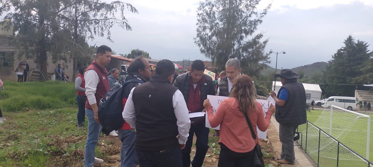 MovAntorchaTex's tweet photo. Durante la visita de la gobernadora @delfinagomeza a Santa Catarina del Monte, intentaron impedir una protesta pacífica de integrantes @AntorchaOficial que exigían audiencia para resolver demandas sociales pendientes.

#AudienciaConLaGobernadora #AntorchaEdomex #Texcoco https://t.co/JPdZj6XdCv