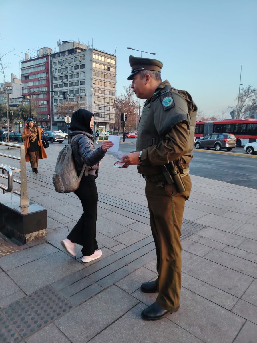 CarabPrOriente's tweet photo. @CarabMicc de la 19ª Comisaría realiza difusion preventiva por delitos de robo por sorpresa y hurto, entregando información de medidas de autocuidado en el exterior del metro baquedano
#Prevención #Providencia #MICC #CarabinerosDeTodos
@Carabdechile @Muni_provi https://t.co/omlMNc9rCE