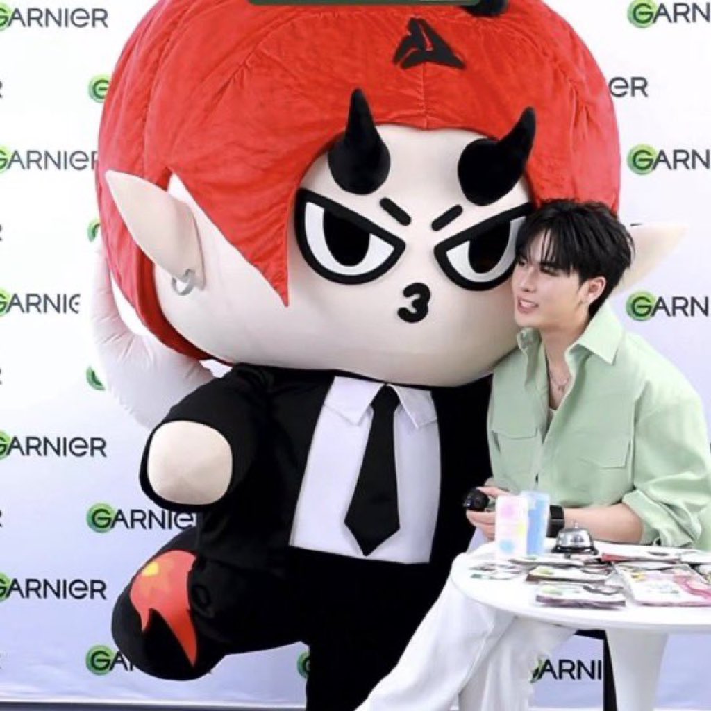 wheresmornor's tweet photo. หน้าเหมือนกันไม่พอ ยกขาเหมือนกันอีก 555455555555555555555555 like father like son มาก https://t.co/3xPdN1vLHe