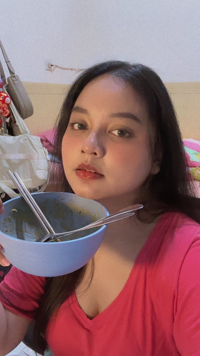impulsivechick's tweet photo. update habis dipakai makan cireng keju 2 dan samyang 1 (minumnya oatmilk cokelat), glossnya agak hilang, tapi pigment-nya masih ada, dan aku kepedesan parah dan mau nangis dikit, edan, lupa hashtag juga

 #bimamam https://t.co/Cbk4AqjJgD