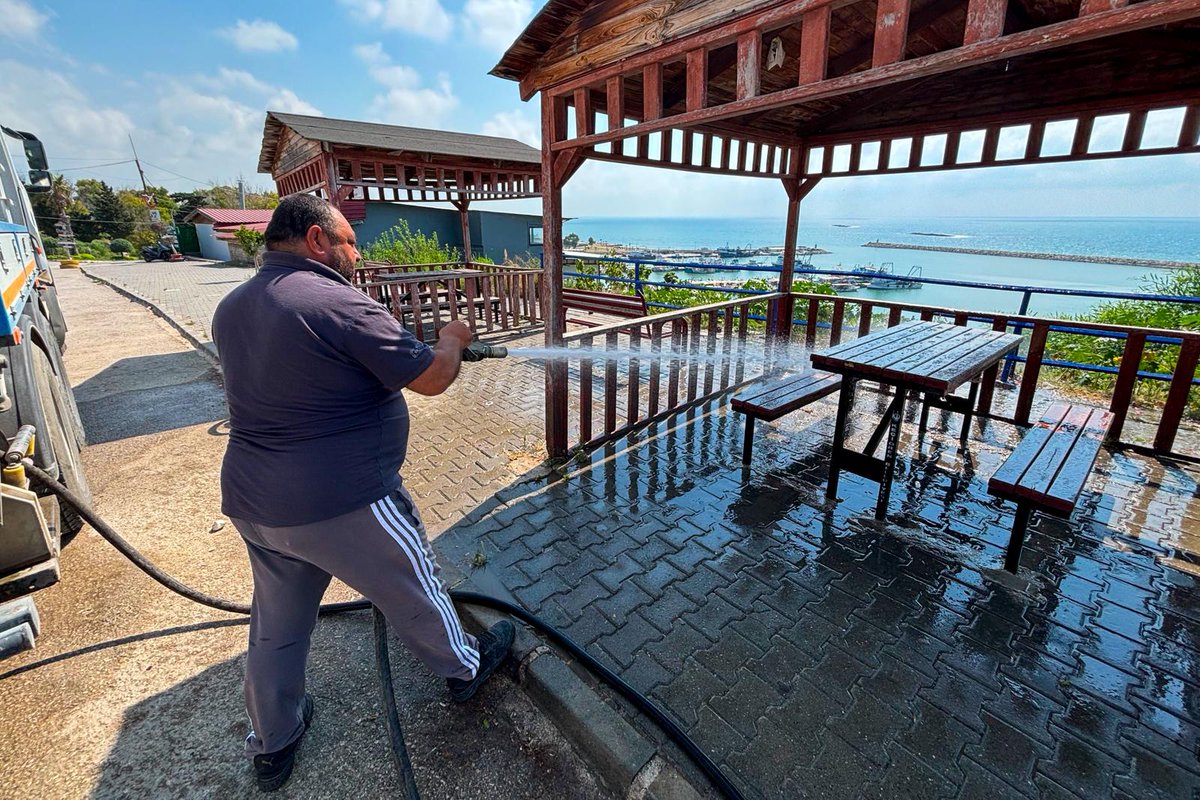 alibedrettin's tweet photo. Sokaklarımız tertemiz, Karataş’ımız pırıl pırıl!

Belediyemiz temizlik işleri ekipleri, arazözlerle ilçemiz genelinde yürüttüğü kapsamlı yıkama çalışmalarıyla cadde ve sokaklarımızı daha temiz, daha sağlıklı ve daha estetik bir görünüme kavuşturuyor.

Hemşehrilerimize temiz, düzenli ve yaşanabilir bir Karataş sunmak için ekiplerimiz özveriyle çalışmalarını aralıksız sürdürüyor.

Çünkü biliyoruz ki temiz bir çevre, mutlu ve sağlıklı bir yaşamın en önemli adımıdır.

Daha temiz bir Karataş için durmadan, yorulmadan çalışmaya devam ediyoruz.

#KarataşBelediyesi #AliBedrettinKarataş #Karataş #Temizlik #TemizKarataş #DahaTemizBirKarataş #YerelYönetim #HizmetBelediyeciliği #Adana #ÇevreTemizliği