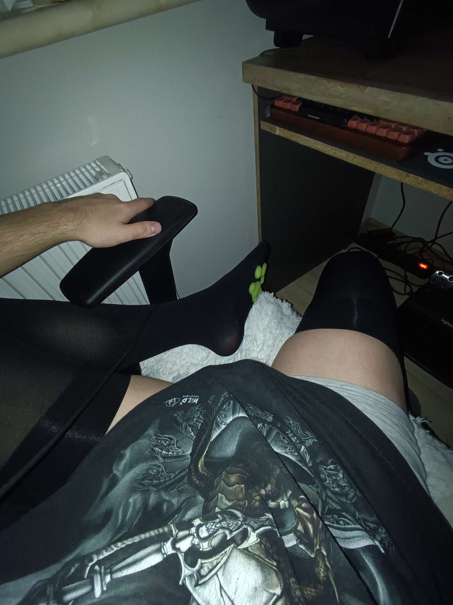 Optik_28's tweet photo. Some cat thigh highs :3 #femboy https://t.co/aGmXeFBHvE