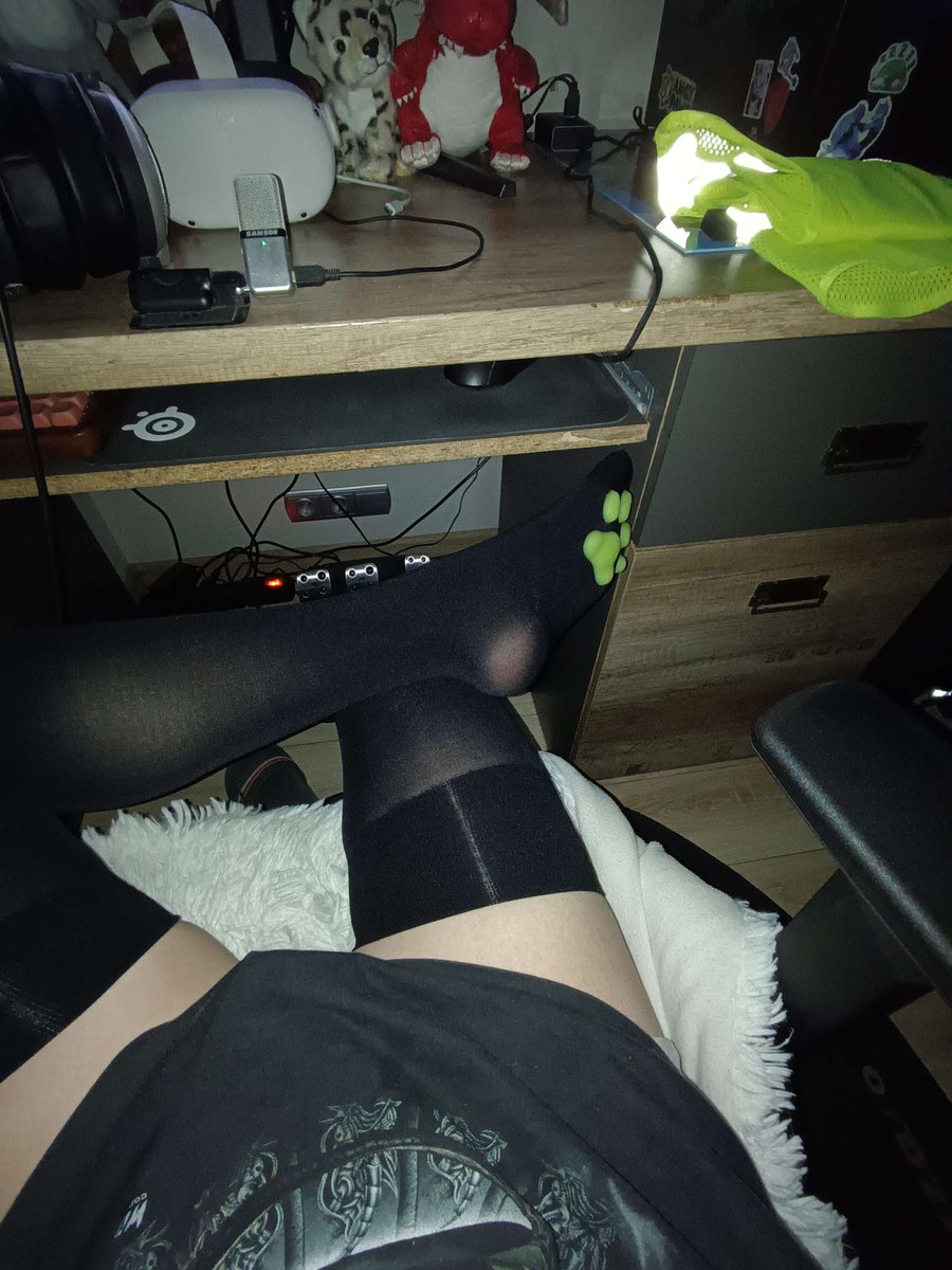 Optik_28's tweet photo. Some cat thigh highs :3 #femboy https://t.co/aGmXeFBHvE