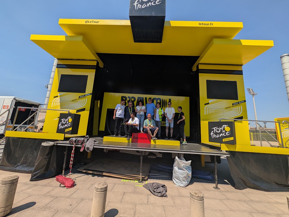 anfr's tweet photo. 🚴‍♂️ Le #TourDeFrance, c'est aussi une course sur les ondes 〰️

🎥 Retransmissions, 📞 communications des équipes, 🚓 sécurité : les équipes de l'ANFR coordonnent les fréquences et interviennent en cas de brouillage tout au long du parcours. 🇫🇷 #ANFR https://t.co/kp1ztifUF0