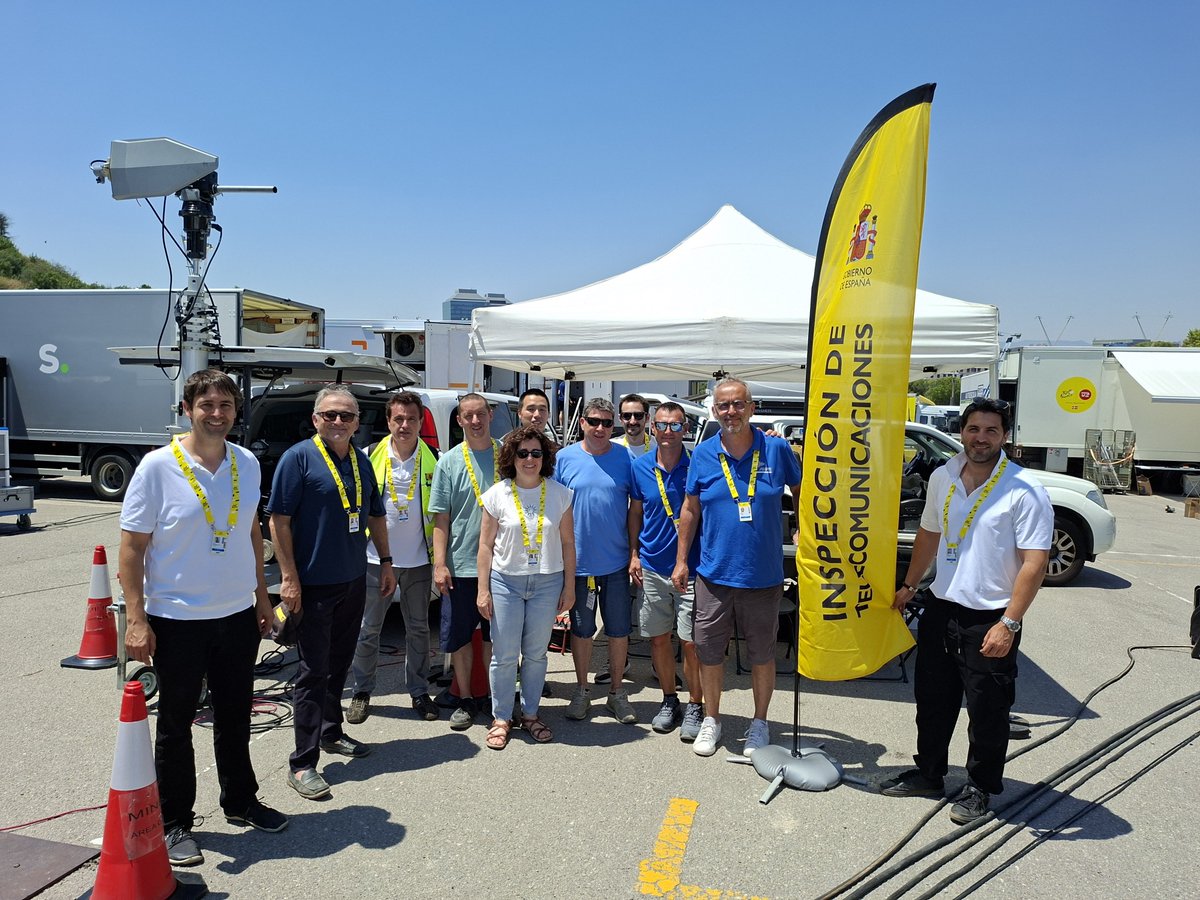anfr's tweet photo. 🚴‍♂️ Le #TourDeFrance, c'est aussi une course sur les ondes 〰️

🎥 Retransmissions, 📞 communications des équipes, 🚓 sécurité : les équipes de l'ANFR coordonnent les fréquences et interviennent en cas de brouillage tout au long du parcours. 🇫🇷 #ANFR https://t.co/kp1ztifUF0