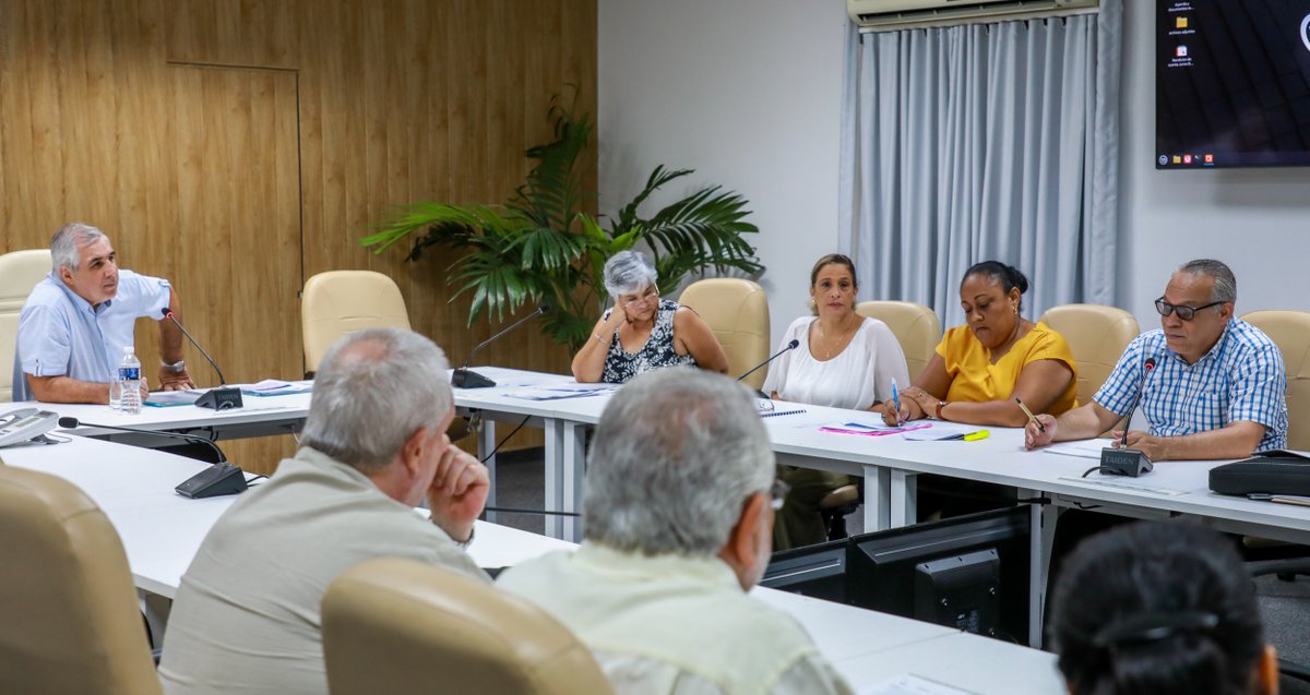 GobiernoCuba's tweet photo. 🇨🇺| La más reciente reunión de la Comisión Gubernamental para la Atención a la Dinámica Demográfica, encabezada por el vice primer ministro @EdMartDiaz, ratificó la prioridad que el Gobierno concede a los programas sociales y a la protección de los sectores vulnerables. https://t.co/GtYNfwvgn1