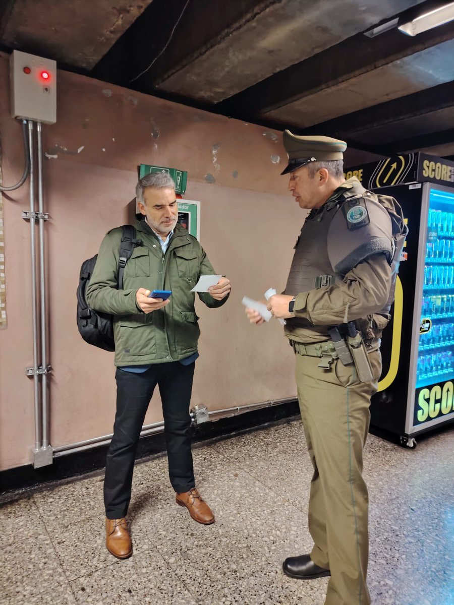 CarabPrOriente's tweet photo. Providencia
@CarabMicc de la 19ª Comisaría realiza difusion preventiva por delitos de robo por sorpresa y hurto, entregando información de medidas de autocuidado en el interior del metro baquedano
#Prevención #Providencia #MICC #CarabinerosDeTodos
@Carabdechile @Muni_provi https://t.co/mhEm8ZWZU5