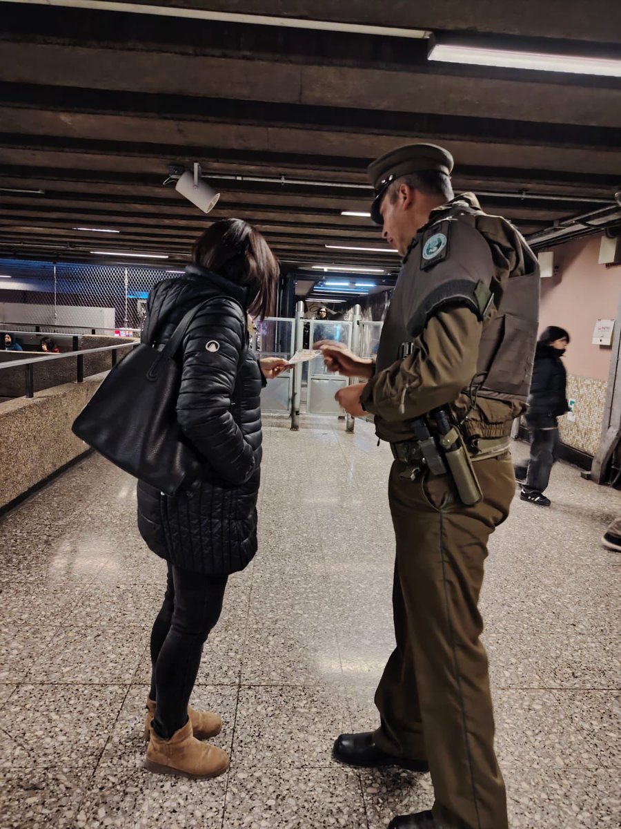 CarabPrOriente's tweet photo. Providencia
@CarabMicc de la 19ª Comisaría realiza difusion preventiva por delitos de robo por sorpresa y hurto, entregando información de medidas de autocuidado en el interior del metro baquedano
#Prevención #Providencia #MICC #CarabinerosDeTodos
@Carabdechile @Muni_provi https://t.co/mhEm8ZWZU5