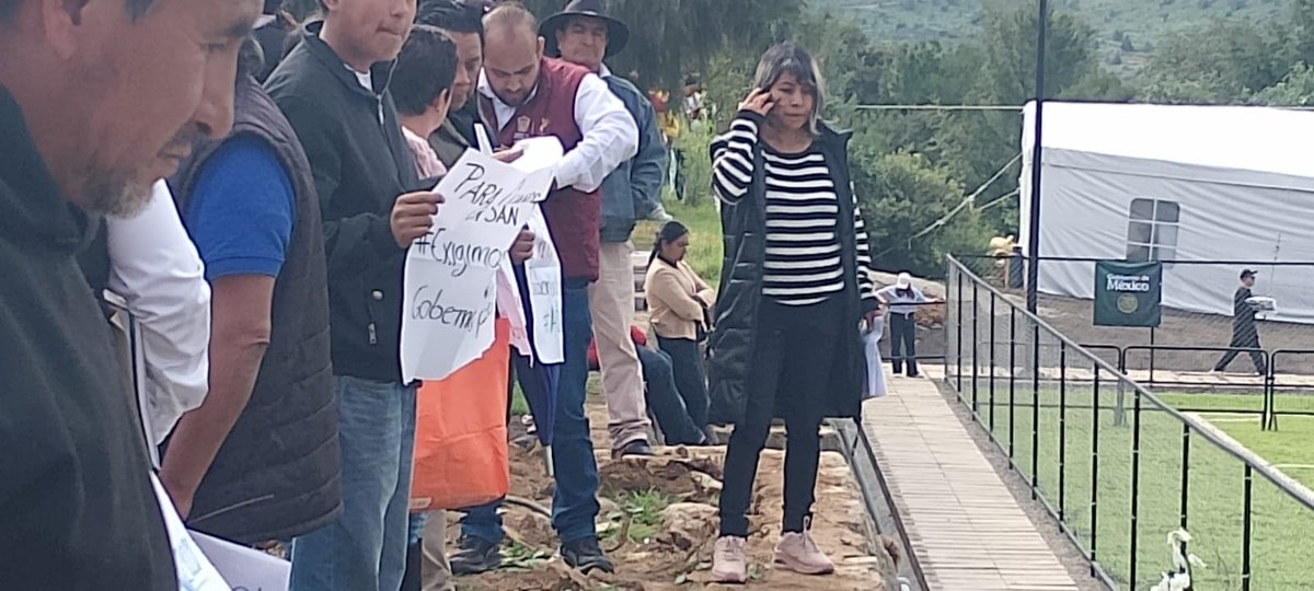MovAntorchaTex's tweet photo. Durante la visita de la gobernadora @delfinagomeza a Santa Catarina del Monte, intentaron impedir una protesta pacífica de integrantes @AntorchaOficial que exigían audiencia para resolver demandas sociales pendientes.

#AudienciaConLaGobernadora #AntorchaEdomex #Texcoco https://t.co/JPdZj6XdCv
