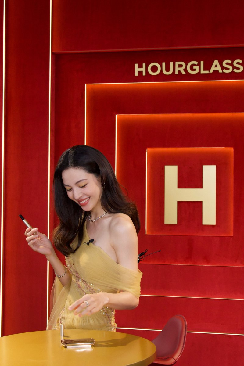 zchuxisource's tweet photo. 260703 #ZhongChuxi #钟楚曦 at Hourglass Cosmetics Brand Event in Shanghai

© Zhong Chuxi's Studio https://t.co/KfJEIGJYNN