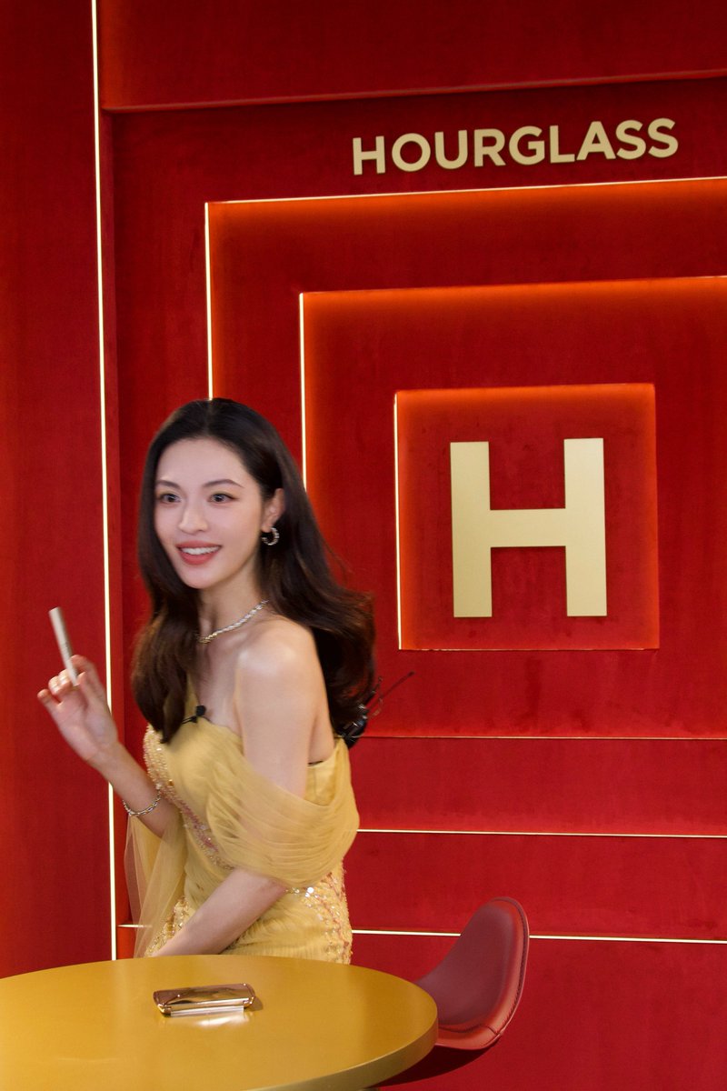 zchuxisource's tweet photo. 260703 #ZhongChuxi #钟楚曦 at Hourglass Cosmetics Brand Event in Shanghai

© Zhong Chuxi's Studio https://t.co/KfJEIGJYNN