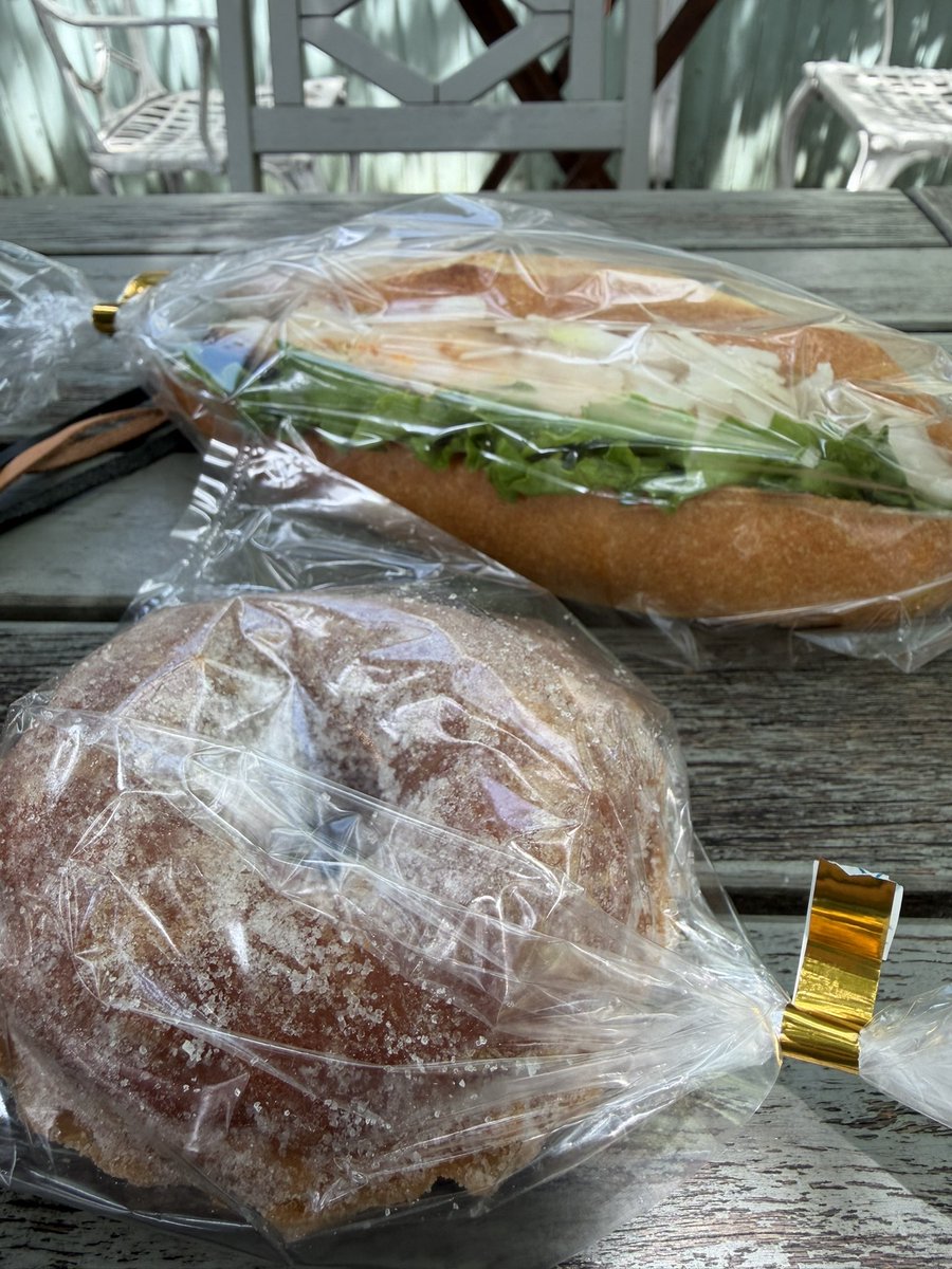 dXHFCnItzIVnJ6b's tweet photo. 太養パン店で、凄いの見つけたよ。
クロワッサンにソフトクリーム！
ぬおー！こ、こ、これは本物だ！
鯖サンドと台湾ドーナツを買いまして、実は、#cfcfcf 美容室予約してましたね。え！実は2階にあるんですよ♪皆さん。パン食べて美容室行ってね！良いよ。
#ソフトクリーム
#太養パン店
#cfcfcf https://t.co/lyrld5gMZM