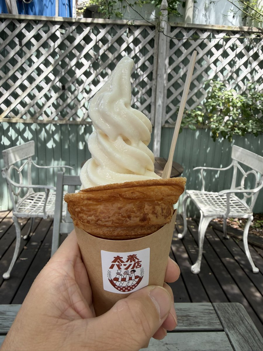 dXHFCnItzIVnJ6b's tweet photo. 太養パン店で、凄いの見つけたよ。
クロワッサンにソフトクリーム！
ぬおー！こ、こ、これは本物だ！
鯖サンドと台湾ドーナツを買いまして、実は、#cfcfcf 美容室予約してましたね。え！実は2階にあるんですよ♪皆さん。パン食べて美容室行ってね！良いよ。
#ソフトクリーム
#太養パン店
#cfcfcf https://t.co/lyrld5gMZM