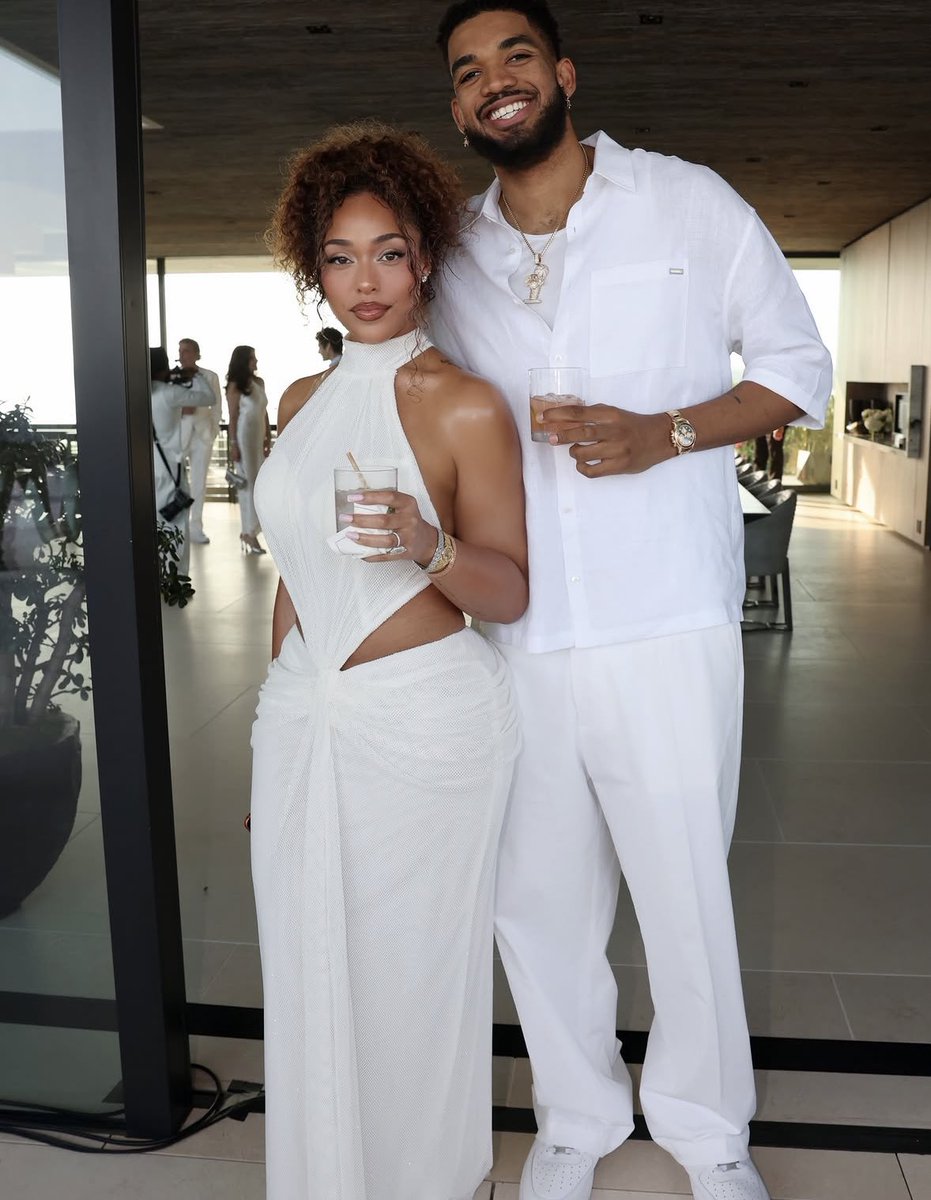 2Cool2Blog's tweet photo. Karl Anthony Towns wore his NEW Knicks championship chain to Michael Rubin’s all white party 😮‍💨 https://t.co/0rYOxBQZR8