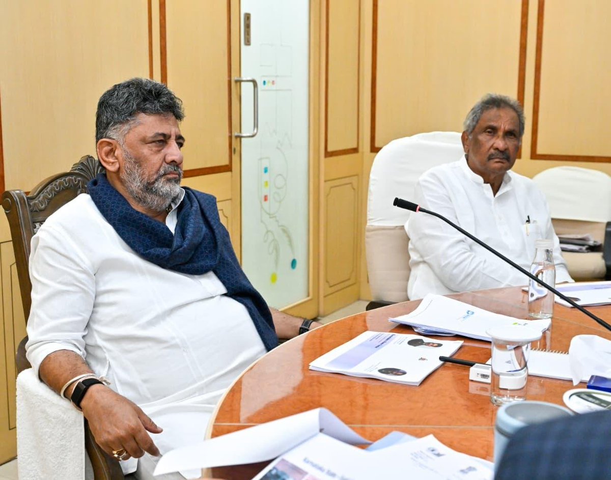 NammaBESCOM's tweet photo. ಸನ್ಮಾನ್ಯ ಮುಖ್ಯಮಂತ್ರಿಗಳಾದ ಶ್ರೀ ಡಿ.ಕೆ. ಶಿವಕುಮಾರ್ ಅವರು ರೇಸ್ ಕೋರ್ಸ್ ರಸ್ತೆಯ ಶಕ್ತಿ ಭವನದಲ್ಲಿ (ಕೆಪಿಸಿಎಲ್) ಶುಕ್ರವಾರ ಇಂಧನ ಇಲಾಖೆಯ ಪ್ರಗತಿ ಪರಿಶೀಲನಾ ಸಭೆ ನಡೆಸಿದರು. ಮಾನ್ಯ ಇಂಧನ ಮತ್ತು ಪ್ರವಾಸೋದ್ಯಮ ಸಚಿವರಾದ ಶ್ರೀ ಕೆ.ಜೆ. ಜಾರ್ಜ್, ಸರ್ಕಾರದ ಮುಖ್ಯ ಕಾರ್ಯದರ್ಶಿಗಳಾದ ಶ್ರೀಮತಿ  ಶಾಲಿನಿ ರಜನೀಶ್, (1/3) https://t.co/THNyTH3VmA