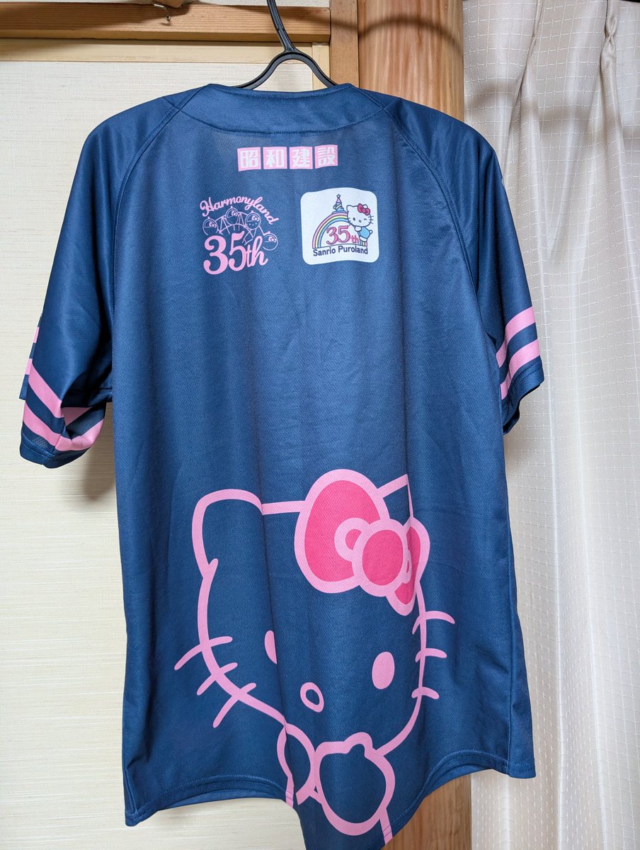 nikyou0901's tweet photo. ホークス、サンリオコラボユニフォーム https://t.co/Lc7RFcizyM