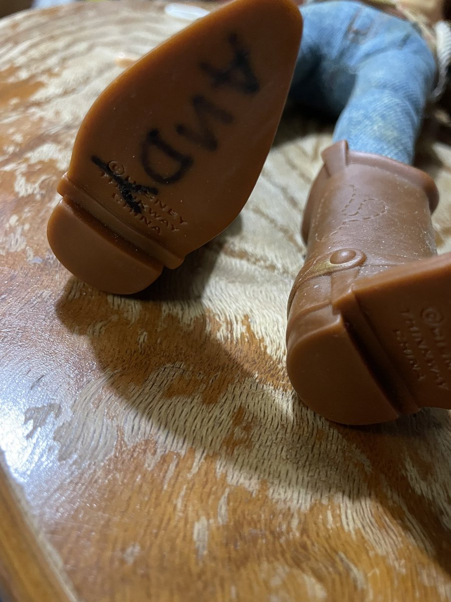 edonatate's tweet photo. トイストーリー4 って評判悪かったんだ 知らなかった
ギャビーギャビーの缶バッジ
なぜか持ってる🤭
フォーキーはカーテンを止めるやつ
そして我が家のウッディは
アンディって書いてある
(手書き) https://t.co/E8kZBN7kae