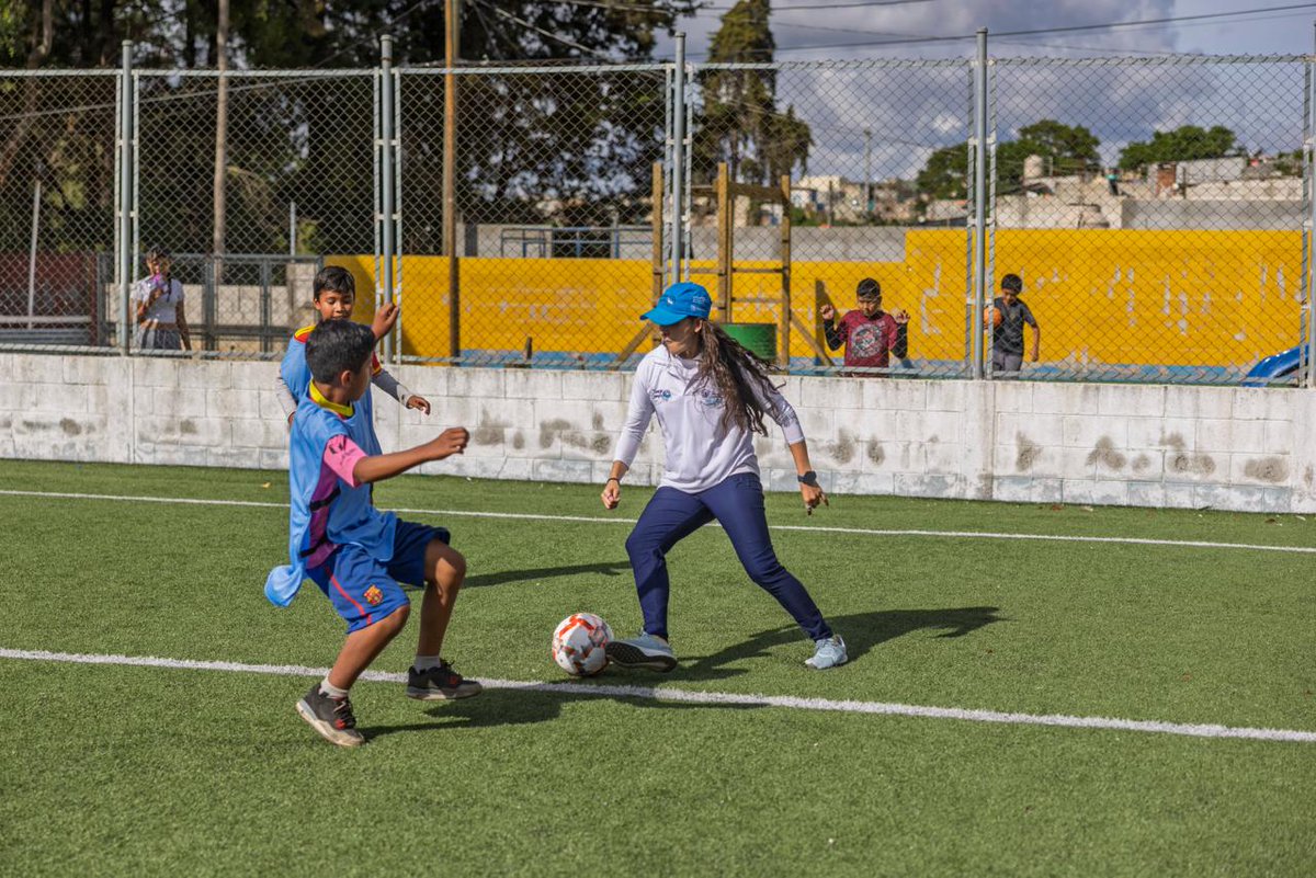 McdGuate's tweet photo. Esta iniciativa, impulsada por esta cartera en conjunto con @unicefguatemala, fortalece espacios de sana recreación y convivencia, fomentando el respeto, el trabajo en equipo y la práctica de valores mediante la actividad deportiva.

#JuegoLimpioGt https://t.co/ebCola4BbT