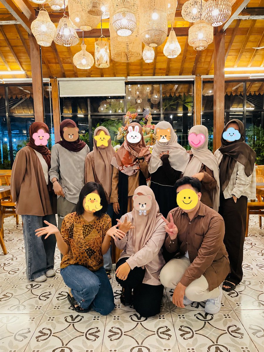 seokkiesan's tweet photo. Gagal ketemu Osumi di Sleman, tapi ketemu iga bakar sama ayam goreng di Solo. Sempat lupa sedih... sampai buka sosmed 😭 https://t.co/FemMVTbWVu
