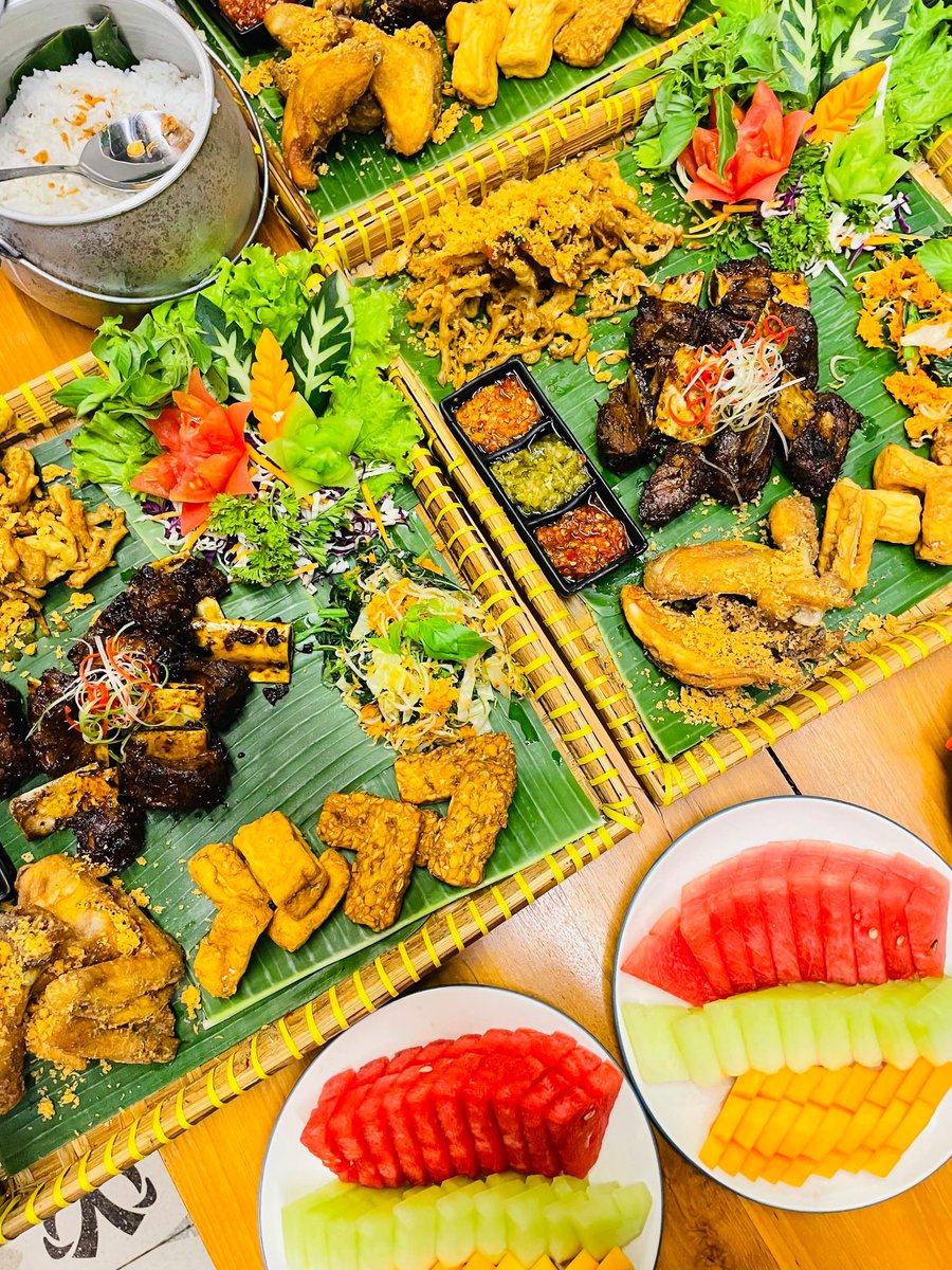 seokkiesan's tweet photo. Gagal ketemu Osumi di Sleman, tapi ketemu iga bakar sama ayam goreng di Solo. Sempat lupa sedih... sampai buka sosmed 😭 https://t.co/FemMVTbWVu