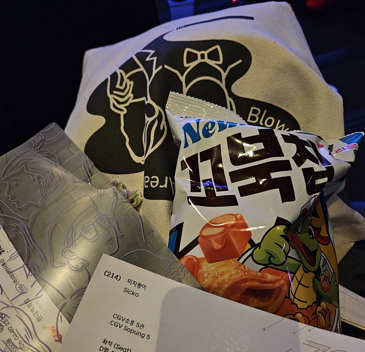 HanakoSandart's tweet photo. BIFAN始まったー!
『Sicko 미치광이』カザフスタン映画。ブラックコメディ的な感じで進むのかと思いきや…とにかくめちゃくちゃ미치광이な主人公。最後犬みたいになってたの、ちょっと怖くて笑った。妻タンチョー美しい。
入口でお菓子もらった。 https://t.co/3pCgX7xTl2