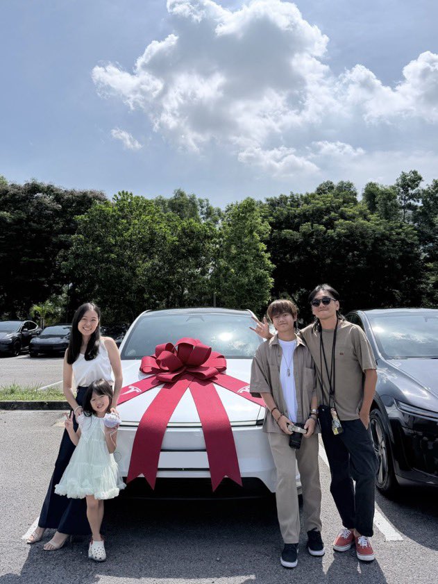 MuskUpdateHubHQ's tweet photo. Welcoming our newest Tesla owners in Malaysia! https://t.co/0ckw0HFoX8