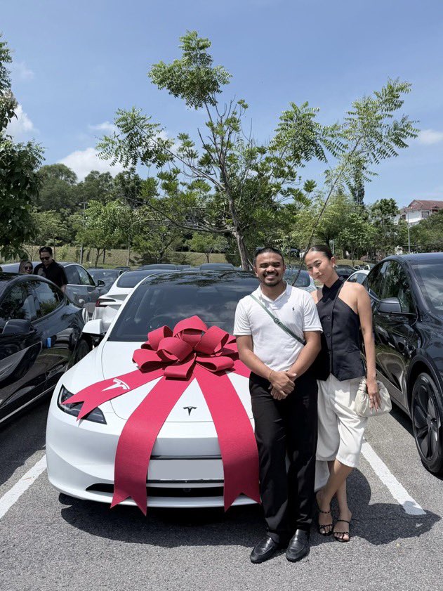 MuskUpdateHubHQ's tweet photo. Welcoming our newest Tesla owners in Malaysia! https://t.co/0ckw0HFoX8