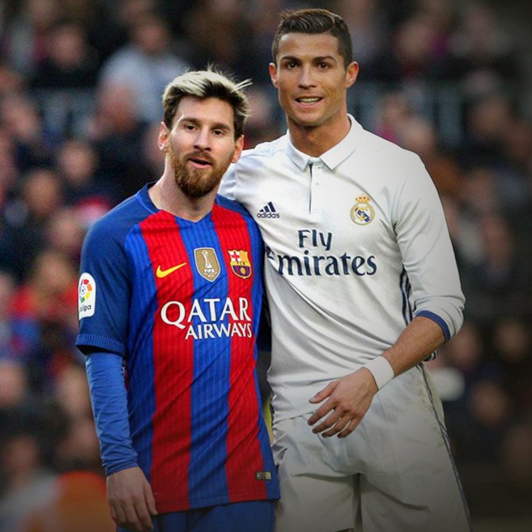 porqueTTarg's tweet photo. "Cristiano es Batman"

Por la comparaciones que hizo Chicharito Hernández entre Messi, Cristiano Ronaldo y los héroes de DC. 

“Messi es Superman y Cristiano Ronaldo es Batman. Superman nació con poderes, Batman no. Batman tuvo que construirse a sí mismo con disciplina, valentía y coraje hasta convertirse en extraordinario.

Mi suegra me preguntó: ¿Quién es mejor, Messi o Cristiano Ronaldo? Y yo le respondí: ‘¿Qué es lo que admiras más?’

Messi es la representación del talento puro. Verlo jugar parece natural, como si las leyes de la física no aplicaran para él. Hace que lo imposible se vea sencillo. Los clubes construyen sistemas alrededor de él y eso tiene sentido, porque es un talento que nunca había existido en la historia. Messi representa el sueño de nacer con un regalo extraordinario.

Pero Cristiano Ronaldo representa otra historia: la historia del que se construyó, del que convirtió la disciplina en su mayor talento, del que cambió de país, de liga, de idioma, de sistema de juego y siguió siendo élite. Mientras Messi parece improvisar, Cristiano parece haber entrenado cada movimiento miles de veces. Mientras uno transmite calma, el otro transmite hambre. Mientras uno deja que el juego llegue a él, el otro sale a conquistarlo desde el primer minuto.

Y por eso millones nos identificamos con Cristiano Ronaldo, porque muchos no nacimos siendo los mejores. Tuvimos que trabajar el doble para poder lograr nuestros sueños. Cristiano Ronaldo representa al que nada contra la corriente, al que recibe críticas, al que normalizan y minimizan sus logros y, aun así, sigue adelante.

Y creo que esa es la verdadera discusión: no quién es mejor, sino qué historia te inspira más. Ambas son de admirarse y ambas inspiran mucho: la del que nació con un don o la del que demostró que con disciplina puedes cambiar tu destino.

Porque al final admiramos a Messi por lo que es, un ser de otro planeta, pero muchos admiramos a Cristiano Ronaldo porque es un monstruo de la voluntad que nos obliga a mirar al espejo y a hacernos sentir capaces de romper”.