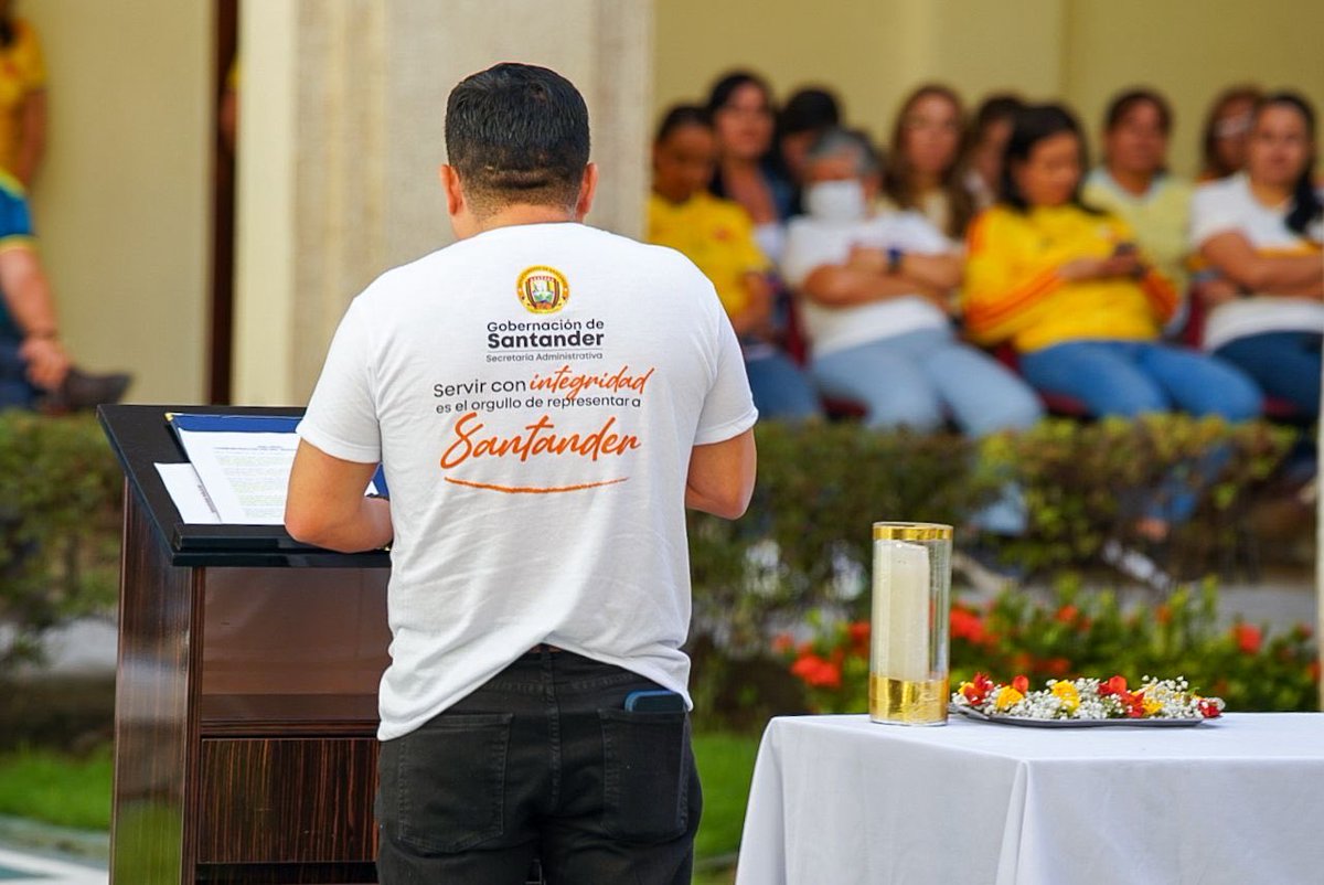 GobdeSantander's tweet photo. 🙏🏼 La tradicional Eucaristía mensual del Palacio Amarillo se celebró esta mañana con la participación de funcionarios y contratistas de la Gobernación de Santander. Con motivo de la conmemoración del Día del Servidor Público, el mensaje de este acto litúrgico estuvo dedicado a reconocer su compromiso y vocación de servicio.

🕯️ La eucaristía fue convocada por la Secretaría de Educación, dependencia que además hizo entrega de las donaciones aportadas por sus funcionarios para apoyar a las familias que más lo necesitan.