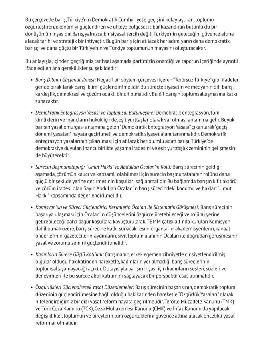 didemyvzylmz's tweet photo. 🚨 DEM Parti'nin 99 sayfalık sözde "çözüm" raporunun satır aralarını iyi okuyun. Karşımızda barış veya demokrasi arayan bir metin yok; oturduğu yerden, savaşmadan bu devletten toprak isteyen, bu devletin temeline dinamit koymak isteyen bir kurnazlık var!

​Hedef tahtasına koydukları Anayasa maddeleri net: 👇

🔺 Madde 42 (Eğitim): Anadilde Kürtçe eğitimle dilde bölünme.
🔺 Madde 66 (Vatandaşlık): Üst kimliğimiz olan "Türklük" unsurunun anayasadan kazınması.
🔺 Madde 127 (Yönetim): Ankara'nın merkezi otoritesini kırarak sözde "Kuzey Kürdistan" yönetimlerine alan açılması.

​⚠️ Gelelim raporun en tehlikeli, en sinsi noktasına: Öcalan'ın "demokratik entegrasyon" diye pazarladığı o kavram... Kimse bu süslü kelimelerle bizi uyutmaya kalkmasın! "Demokratik Entegrasyon" dedikleri şey, Türkiye Cumhuriyeti'nin üniter yapısının altına yerleştirilmiş saatli bir bombadır. ​💣​
Önce anadilde eğitimle kültürel ayrışma, ardından yerel yönetimlerin güçlendirilmesi adı altında özerklik, en nihayetinde ise topraksal bölünme! Bu kavram, entegrasyon değil; devleti içeriden çürütme, eyaletlere bölme ve egemenliği paylaşma projesidir. Barış, eşitlik, kardeşlik söylemleri sadece bu sinsi planın ambalajıdır.

📣 Banu Avar'ın yıllardır feryat ederek anlattığı gerçek tam olarak budur:
​"Şayet Anayasa'nın 42. ve 66. maddeleri değiştirilir, birden fazla halk ve dil anayasaya girerse, o halka özerk bölge statüsü verilir. Her bölgeye dil hakkı tanınırsa, referandum yolu açılır ve ülke fiilen bölünür."

Açık konuşalım...
Eşitlik, demokrasi, hak hukuk... Bunların hepsi hikaye kardeşim! Zamanında savaş meydanında bükemedikleri Türk bileğini, bugün masada bükmeye çalışıyorlar. Cumhuriyet'e "100 yıllık yıkım süreci" diyerek saldıranların asıl derdi, Türk'ün ulus devletinden intikam almaktır. Karşımızdaki yapı, 100 yıl önce cephede kan dökerek yırtıp attığımız Sevr'i, bugün bize masa başında, kalem oynatarak imzalatmak istiyor. Savaşmadan, oturdukları yerden bu ülkenin topraklarından pay, egemenliğinden ortaklık istiyorlar.
​Anayasa'nın 42. ve 66. maddeleri bu milletin harcıdır. Bu maddeleri silmek, anayasadan bir satır silmek değil; koca bir milleti, koca bir devleti tarihten silmektir. Türkiye Cumhuriyeti, terör örgütü ideologlarının sinsi kavramlarıyla ameliyat masasına yatırılacak bir laboratuvar faresi değildir! Bu topraklarda tek bir devlet, tek bir millet vardır; o da Türk Milleti'dir! 🇹🇷

Raporun tamamı 👇
https://t.co/VZDIoQVcrA