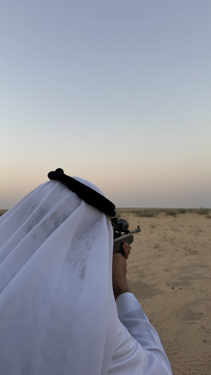 A33iid's tweet photo. اللوم مايلحق اللي يكتم اسراره
الناس ماتملك الجنه وتعطيها

متى الحزن من جلوسه ينفض اغباره
ويفارق ضلوع صدري لا يخاويها

كني سجينٍ لقى له ثقب ف جداره
يشوف منه الحياه بكل مافيها

ينظر مثل نظرة الرامي على الشاره
ماهوب لازهب البندق بمخطيها https://t.co/azkNnax7Ds