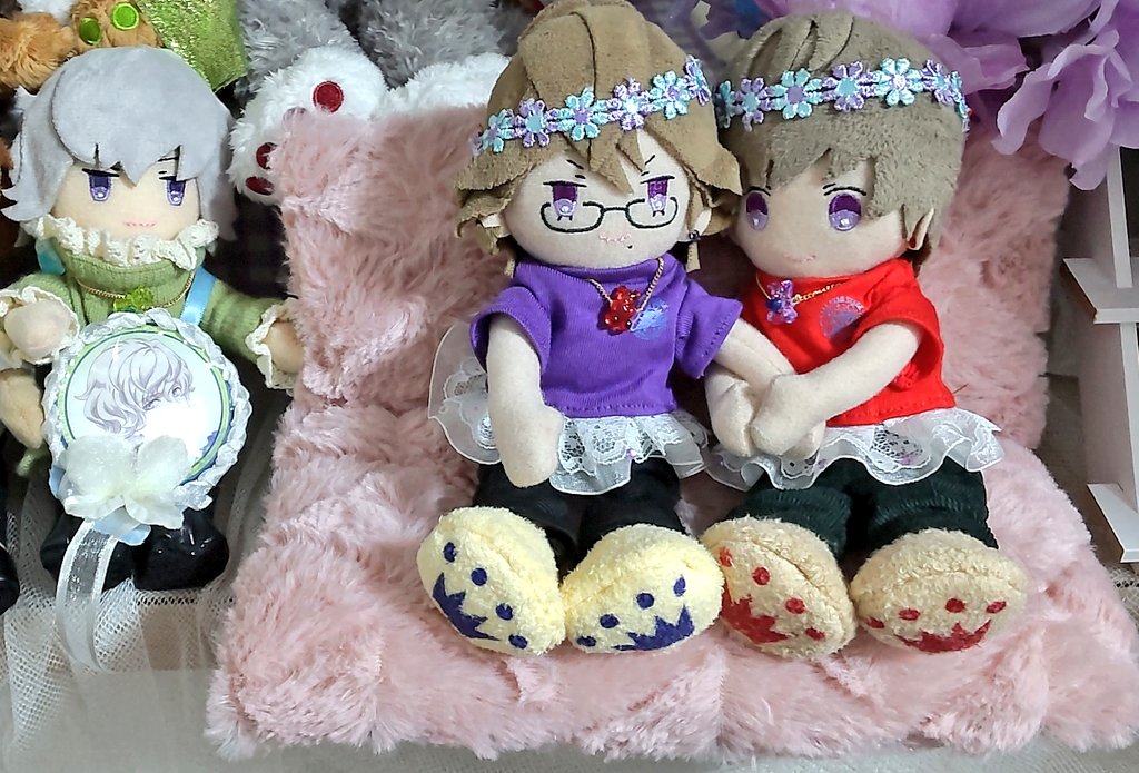 1225Xb's tweet photo. 100均のミニクッション、ソファに出来そうと思って。
無事に2人がイチャコラするソファになりました💔💜 https://t.co/F3zmtsXoGS