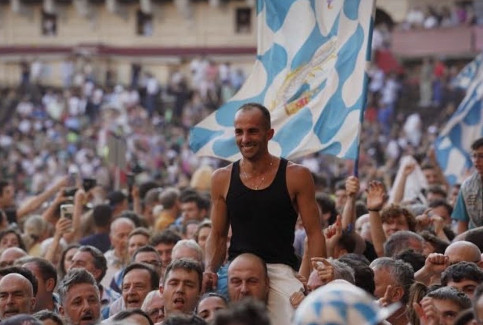 valcast98's tweet photo. È #PaliodiSiena!
Dopo il rinvio di ieri è tutto pronto. Tittia ha appuntamento con la storia: con Diodoro ha l'occasione di riportare al successo l'Aquila dopo ben 34 anni. Da tenere d'occhio anche Brigante su Anda e Bola per l'Onda, immediatamente dopo nei pronostici. https://t.co/jS3tdrjw66