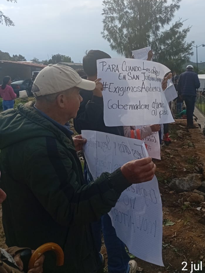 MovAntorchaTex's tweet photo. Durante la visita de la gobernadora @delfinagomeza a Santa Catarina del Monte, intentaron impedir una protesta pacífica de integrantes @AntorchaOficial que exigían audiencia para resolver demandas sociales pendientes.

#AudienciaConLaGobernadora #AntorchaEdomex #Texcoco https://t.co/JPdZj6XdCv