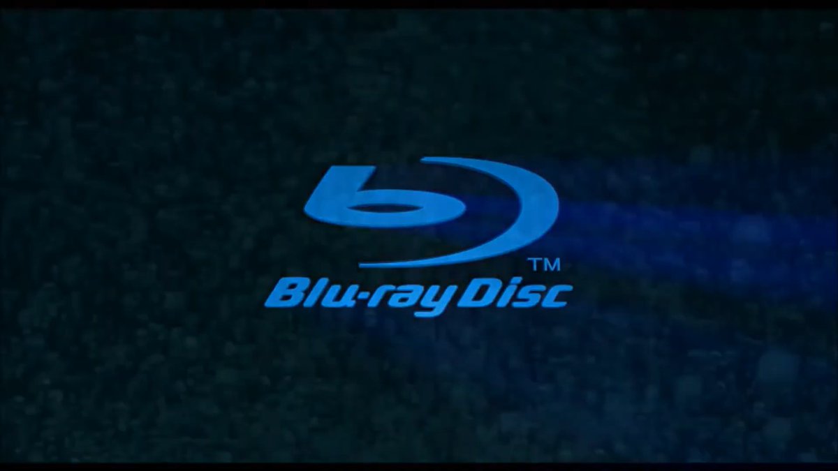 JVCom's tweet photo. Le plus grand site de production de disques pour PlayStation est en pleine restructuration !

Située en Autriche, l’usine de Thalgau se prépare à de gros changements. Plutôt que de fabriquer des disques, les employés produiront bientôt des microlentilles pour le compte du géant japonais.

Dès l’annonce de PlayStation mercredi dernier, les employés affectés à la production de Blu-ray ont été réaffectés à d’autres tâches. Il y a donc peu d’espoir de voir Sony revenir sur sa décision…

(source : salzburg orf)