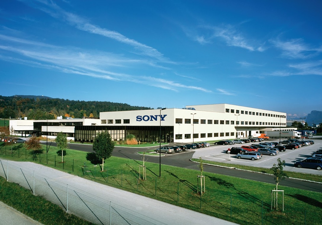 JVCom's tweet photo. Le plus grand site de production de disques pour PlayStation est en pleine restructuration !

Située en Autriche, l’usine de Thalgau se prépare à de gros changements. Plutôt que de fabriquer des disques, les employés produiront bientôt des microlentilles pour le compte du géant japonais.

Dès l’annonce de PlayStation mercredi dernier, les employés affectés à la production de Blu-ray ont été réaffectés à d’autres tâches. Il y a donc peu d’espoir de voir Sony revenir sur sa décision…

(source : salzburg orf)