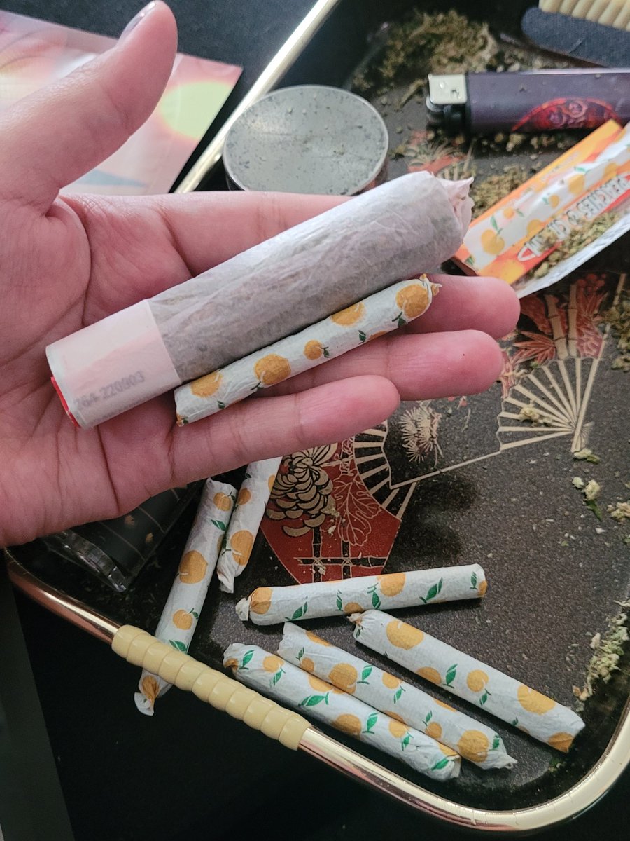 dunn0720's tweet photo. Love being in a legal state, 4th of july is worth celebrating, what yall think this is a 3 or 4 gram joint😭😭 https://t.co/jl1SEyo7fe