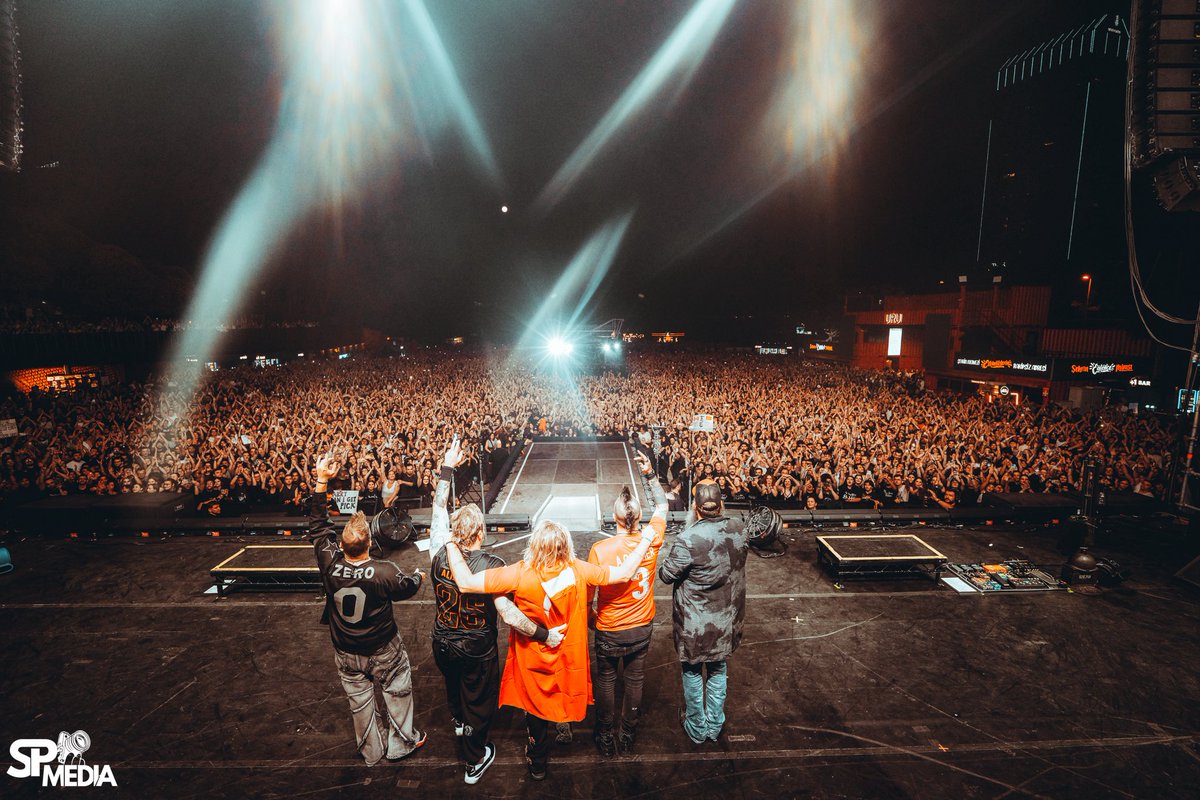 threedaysgrace's tweet photo. We ❤️‍🔥 you, Türkiye!! 

📷 @SPMediaAZ 

#ThreeDaysGrace #AlienationTour #EscapeTheFate #Instanbul #Turkey https://t.co/aPI71Dxo9V