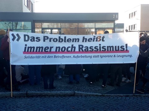 GR_BsB's tweet photo. Vier Jahre Haft für NSU-Helferin gefordert -
https://t.co/MlVHRknr6J
#EndstationRechts #GRBsB
Der zweite Prozess um den rechtsterroristischen Nationalsozialistischen Untergrund (NSU) neigt sich dem Ende zu: Nach achtmonatiger Verhandlung vor dem Dresdner Oberlandesgericht h… https://t.co/qfE9oi2Kjs