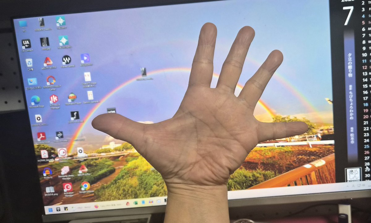 bamiko0809's tweet photo. 親指と小指、ほぼ180度広げられる。
小指が短いので、そうしないとオクターブ届かない。
ピアノの先生にもびっくりされた。
間接が緩い証拠です(笑) https://t.co/vnenCZ2Z3U