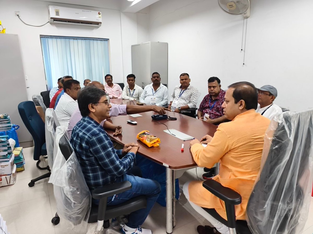BjpScMorchaWB's tweet photo. দলিত এবং আদিবাসী সমাজের বিশিষ্ট ব্যক্তিত্ব এবং নেতৃত্বের সাথে বিশেষ বৈঠকে উপস্থিত আছেন @BJPSCMorcha প্রাক্তন রাজ্য সভাপতি এবং জননেতা @DrSudipDas https://t.co/BLWVjfJ8bN