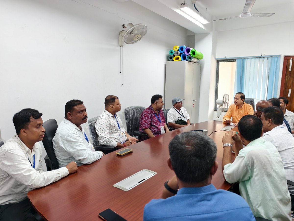 BjpScMorchaWB's tweet photo. দলিত এবং আদিবাসী সমাজের বিশিষ্ট ব্যক্তিত্ব এবং নেতৃত্বের সাথে বিশেষ বৈঠকে উপস্থিত আছেন @BJPSCMorcha প্রাক্তন রাজ্য সভাপতি এবং জননেতা @DrSudipDas https://t.co/BLWVjfJ8bN