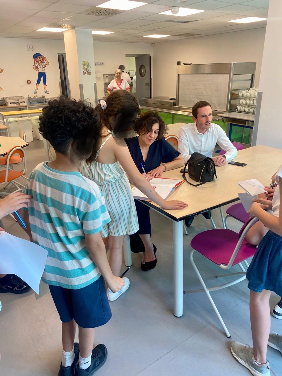 AzzazNadege's tweet photo. ☀️🌸 Que le temps passe vite, il est déjà venu le temps des grandes vacances d’été 🌻⛱️
Ce dernier midi de l’année, nous étions Jules Verne avec nos enfants!

Passez de belles vacances.
À #Châtillon, un beau programme d’été à retrouver 😎 🤸‍♂️
https://t.co/gvxfbuOm0M https://t.co/YeaG6uUYjh