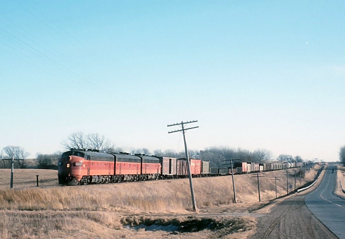 americanrails's tweet photo. A classic A-B-A set of Milwaukee Road F7s lead northbound mixed freight #63 along US 218 between Bixby and Owatonna, Minnesota in February, 1964. Rick Burn photo.

https://t.co/kjesO5085g https://t.co/RltFXTtcmw