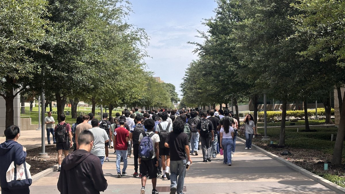UTDJonsson's tweet photo. New faces, new beginnings and plenty to explore. 

Here's a glimpse of future Comets touring the Jonsson School during orientation and getting their first taste of life at UT Dallas.
 
#UTDallas #JonssonSchool #Orientation #CampusLife #SliceofLife https://t.co/fJm2p6Rydn