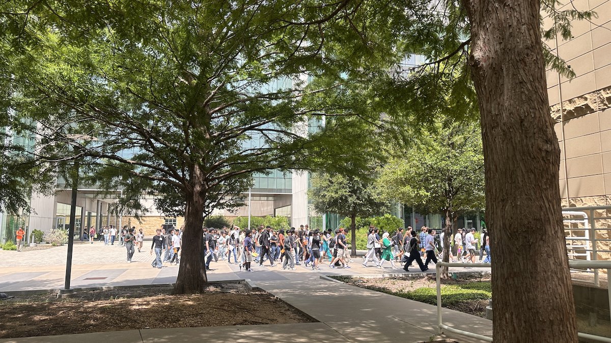 UTDJonsson's tweet photo. New faces, new beginnings and plenty to explore. 

Here's a glimpse of future Comets touring the Jonsson School during orientation and getting their first taste of life at UT Dallas.
 
#UTDallas #JonssonSchool #Orientation #CampusLife #SliceofLife https://t.co/fJm2p6Rydn